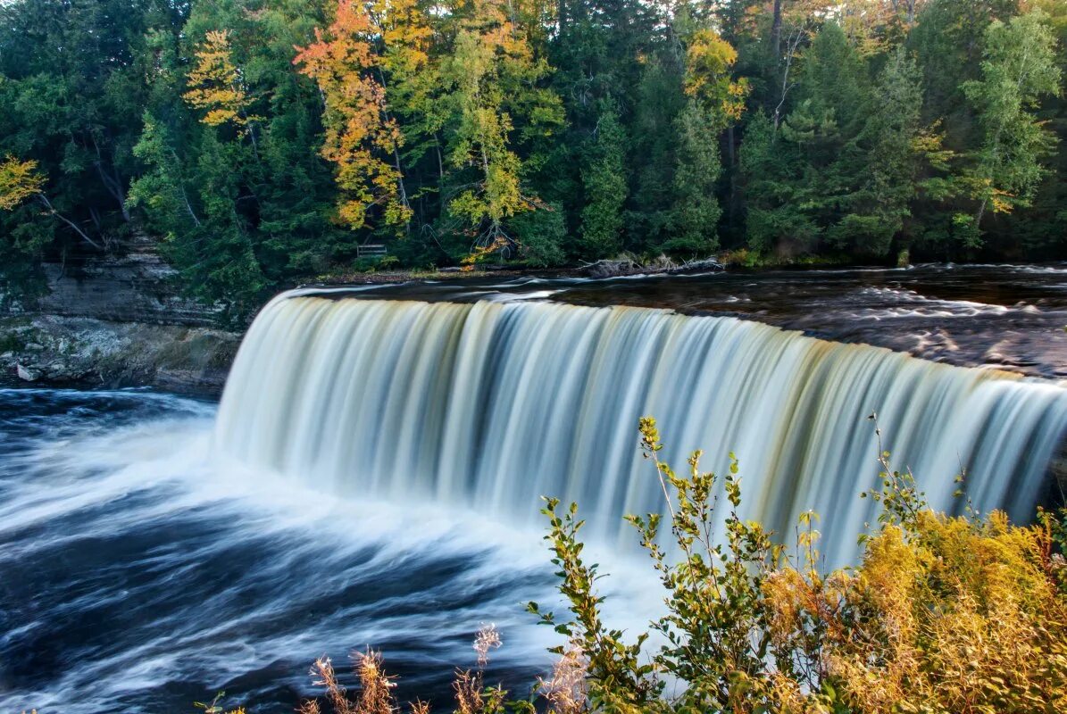 Водопад Миссисипи. Веерообразный водопад. Река Мичиган. Водопад у озера. Fall state