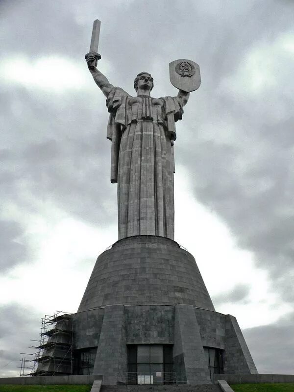 Памятники разных. Статуя Родина мать в Киеве. Родина-мать (Киев). Монумент Родина мать СССР. Родина мать в Киеве сейчас.