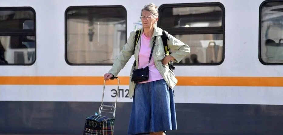 Пенсионеры в электричке. Пенсионеры в поезде. Пожилые в поезде. Пожилые пассажиры фото.