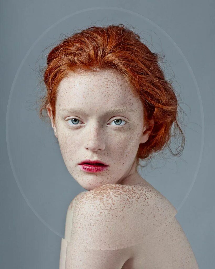 Redhead photos. Модели с рыжими волосами. Рыжая с веснушками. Фотомодель с веснушками.