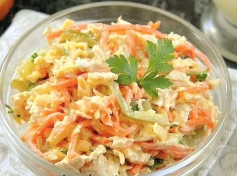 Корейская морковь огурец курица сыр. Обжорка с корейской морковкой и кукурузой. Салат Лисичка. Салат Лисичка с корейской морковкой. Салат с корейской морковкой и курицей.