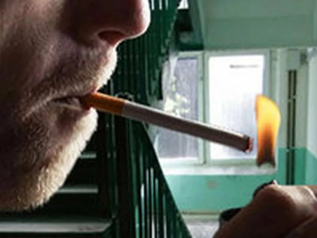 Сосед курит на балконе дым. Курит в подъезде. Площадка для курения. Курящий человек в подъезде. Курят на лестничной площадке.