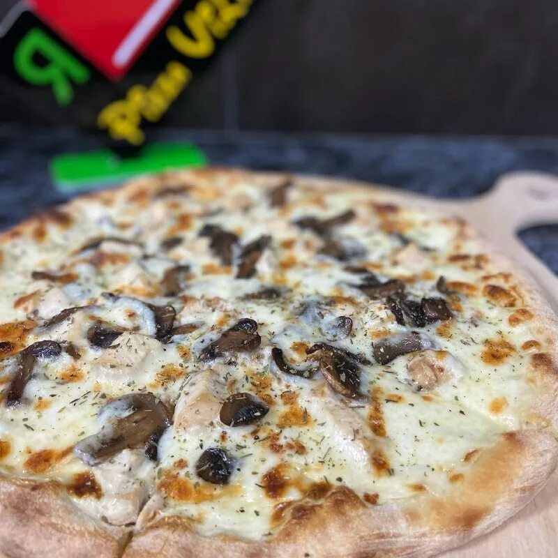 пицца тонкая. спецпредложение пицца. пицца джусто. римская пицца маргарита. пицца в печи волгодонск.