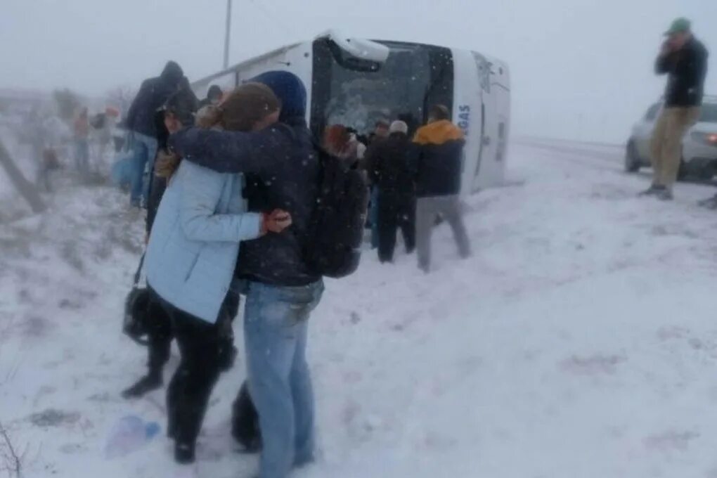 Попала в аварию и была вытрахана незнакомцем прямо на дороге