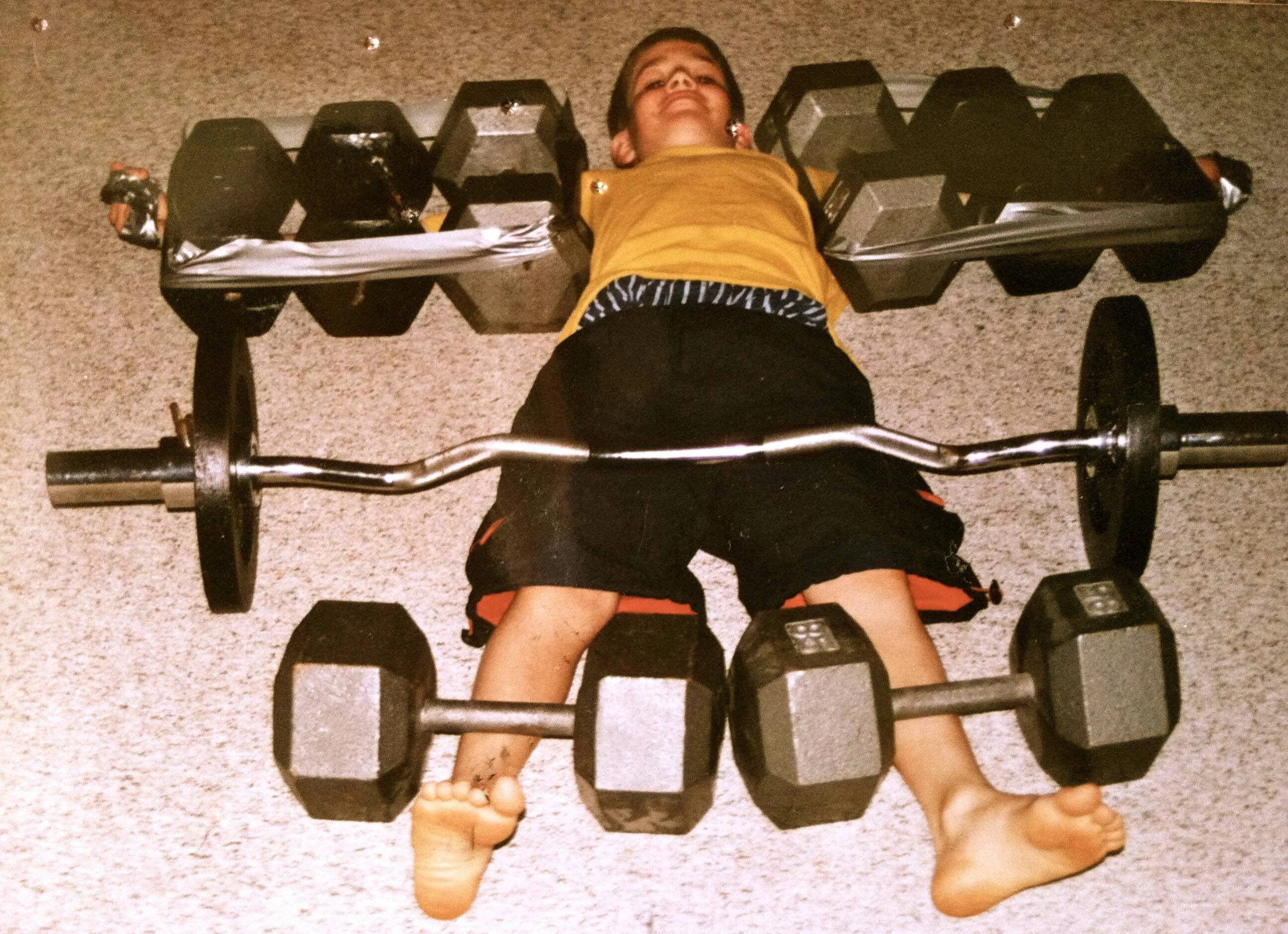 Избавиться от младшего брата. Мемы про старшего и младшего брата. Брат дебил мем. Мемы про старшего брата. Как избавиться от старшего брата.