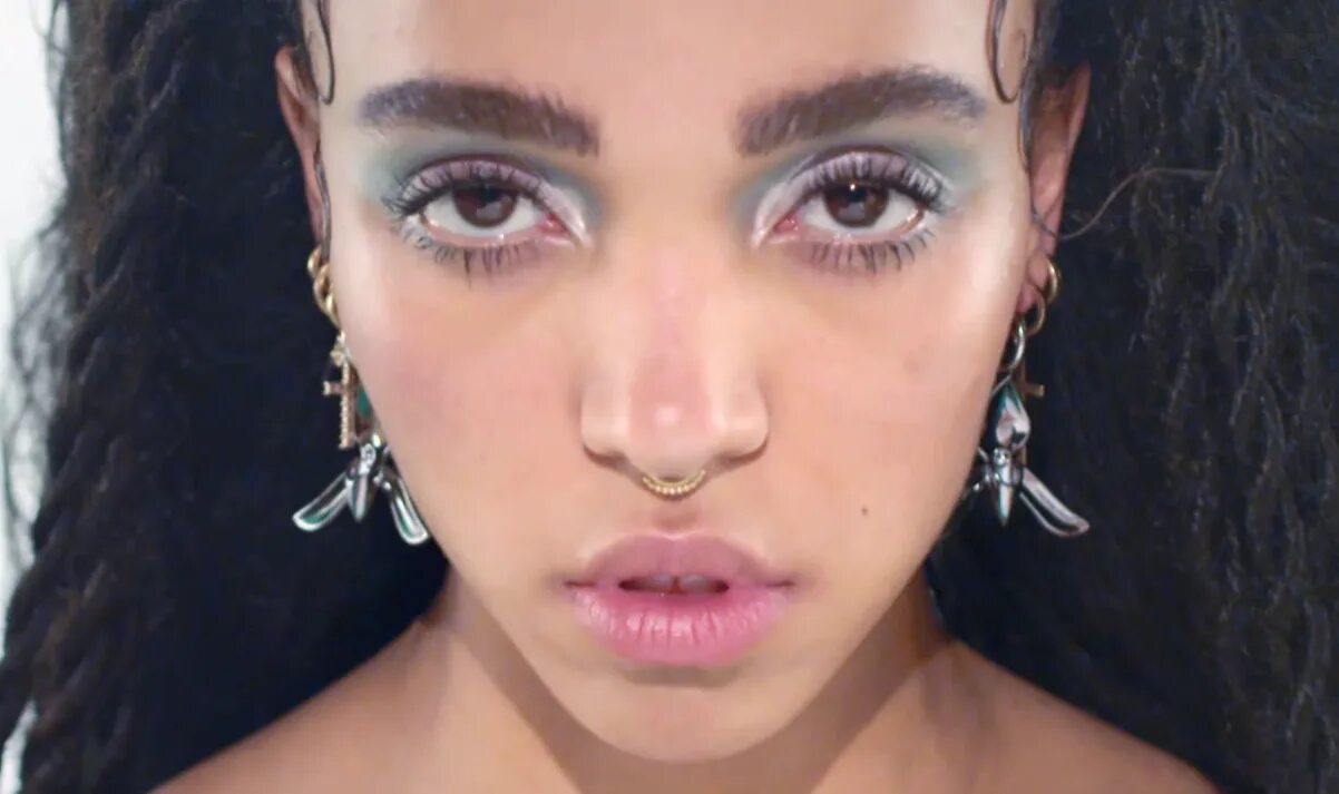 Fka twigs two weeks. Fka twigs. fka twigs pendulum. fka twigs септум. fka twigs британская певица.