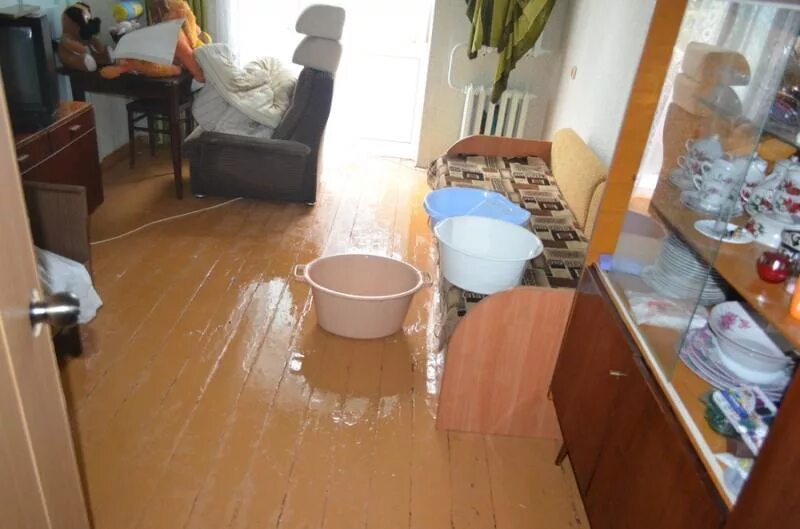 Залив жилого помещения. Затопило квартиру. Затопило кухню. Потоп в квартире. Залило квартиру.
