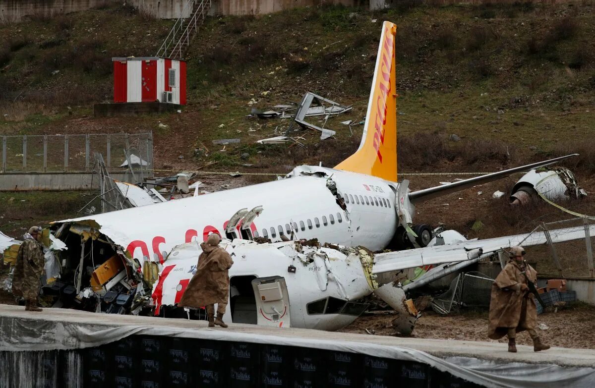 К чему снится самолет взорвался. Авиакатастрофа в Стамбуле Пегасиус. Pegasus Airlines авиакатастрофы. Списанные самолеты в Стамбуле. Разбитый самолёт авиакомпании Pegasus.