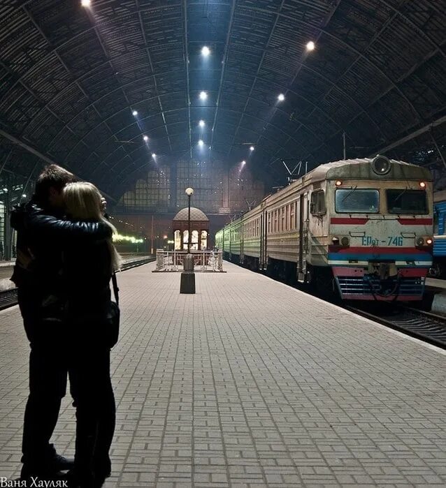 Он выходит на ближайшей станции. Парень и девушка на вокзале. Поезд на перроне. Встреча на вокзале. Прощание на вокзале.