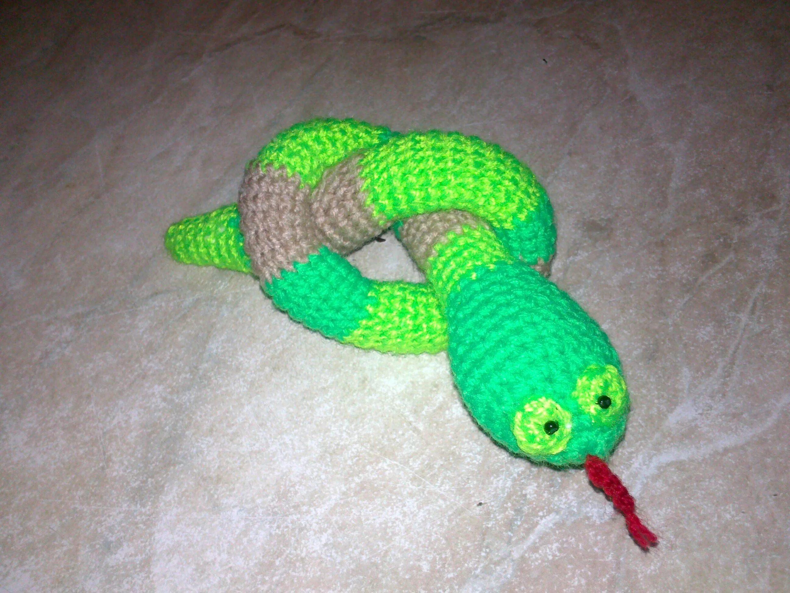 змея амигуруми крючком. вязаная змея крючком. вязаная змейка. вязаные игрушки змея. вязаные змейки крючком амигуруми.