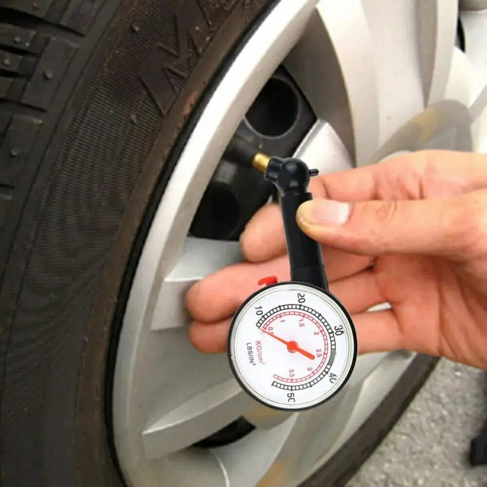 Измерение давления в шинах автомобиля. Манометр автомобильный Tire Pressure Gauge. Tire Gauge манометр. Манометр 502 (грузовой) Tire Gauge. Измеритель давления в шинах мотоцикла Ява 250.