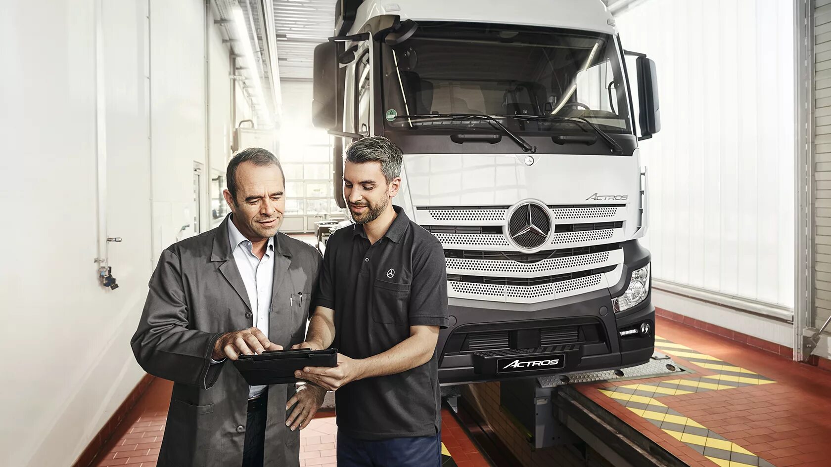 Механик грузовики. Mercedes Benz Truck service. Грузовой сервис Mercedes. Инженеры Мерседес. Мерседес Бенц сервис грузовиков.