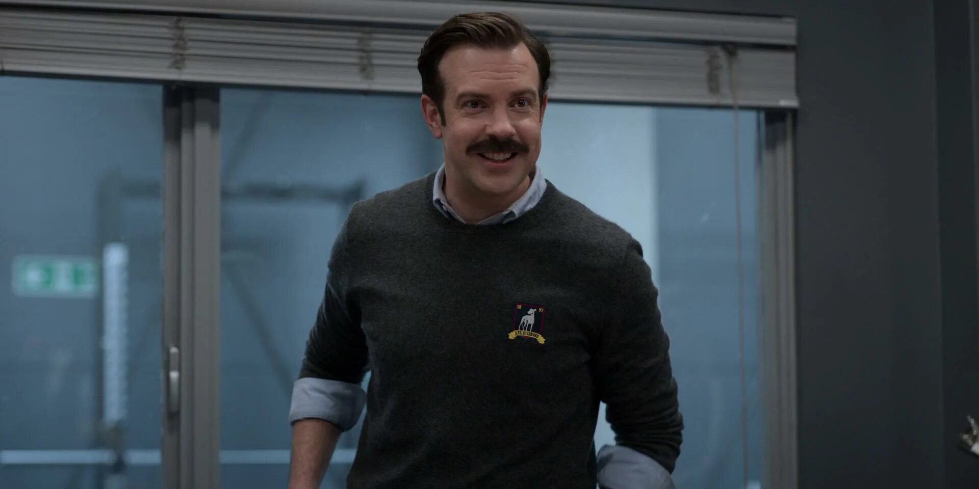Джейсон судейкис тед лассо. Ted lasso subtitles. Джейсон судейкис тед лассо. Тед лассо 3. Тед лассо тренер.