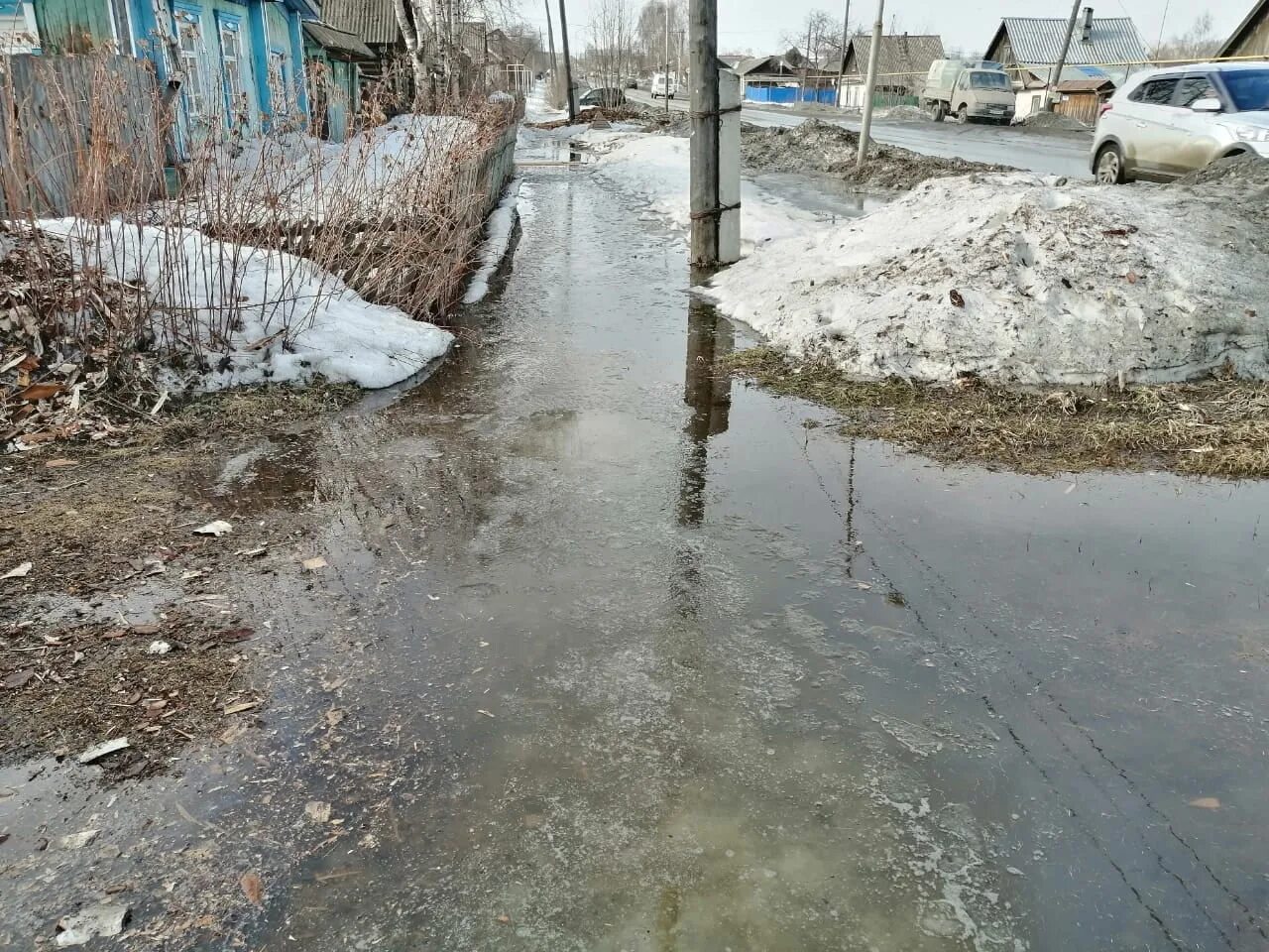 Талые вода частный сектор. Вода на потоплено на улице. Топит канализация улица. Сход талых вод.