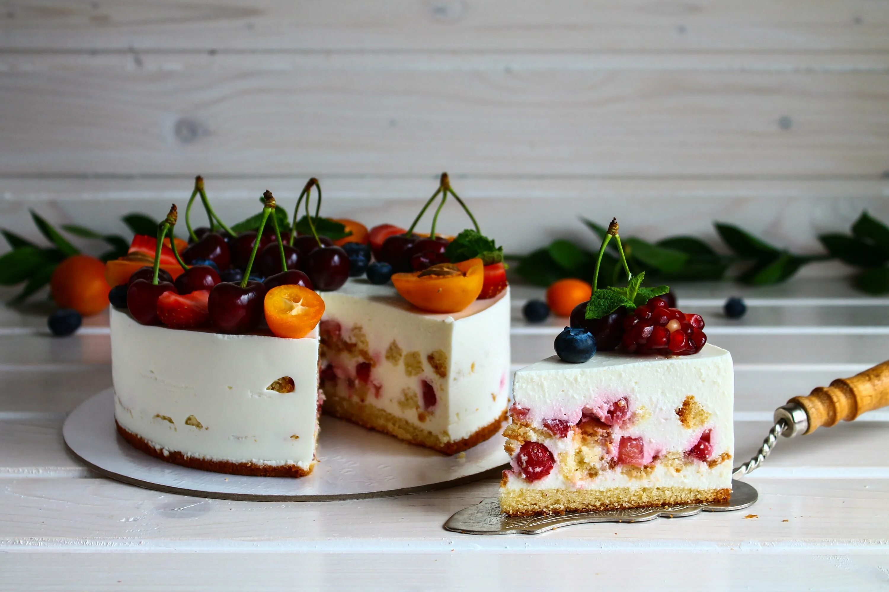 чизкейк с малиной без выпечки. торт с маскарпоне и ягодами. желе с ягодами. десерт из лесных ягод. бисквитный торт с ягодами.