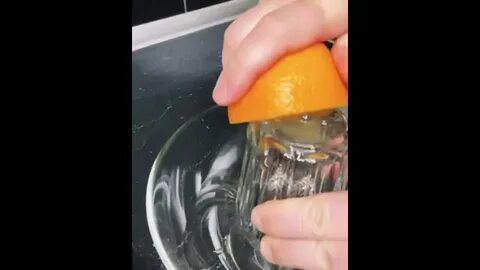 Выжить сок из апельсинов