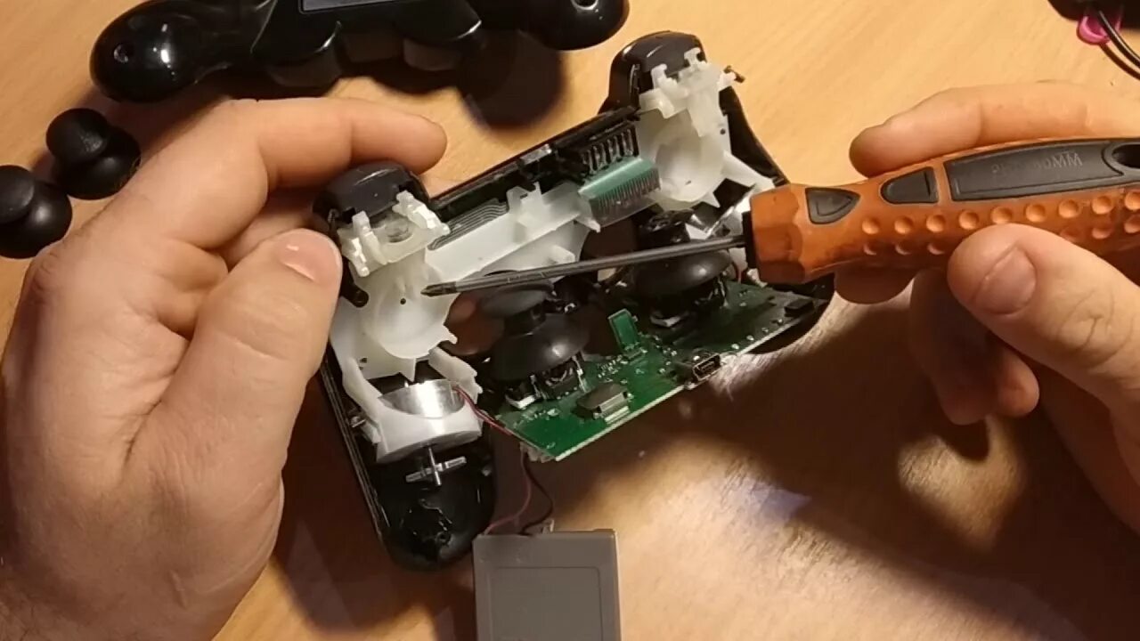 Джойстик пс3 разобранный. Джойстик ps3 в разборе. Разобранный Dualshock 3. Контроллер ps3 разобранный. Ремонт playstation 3