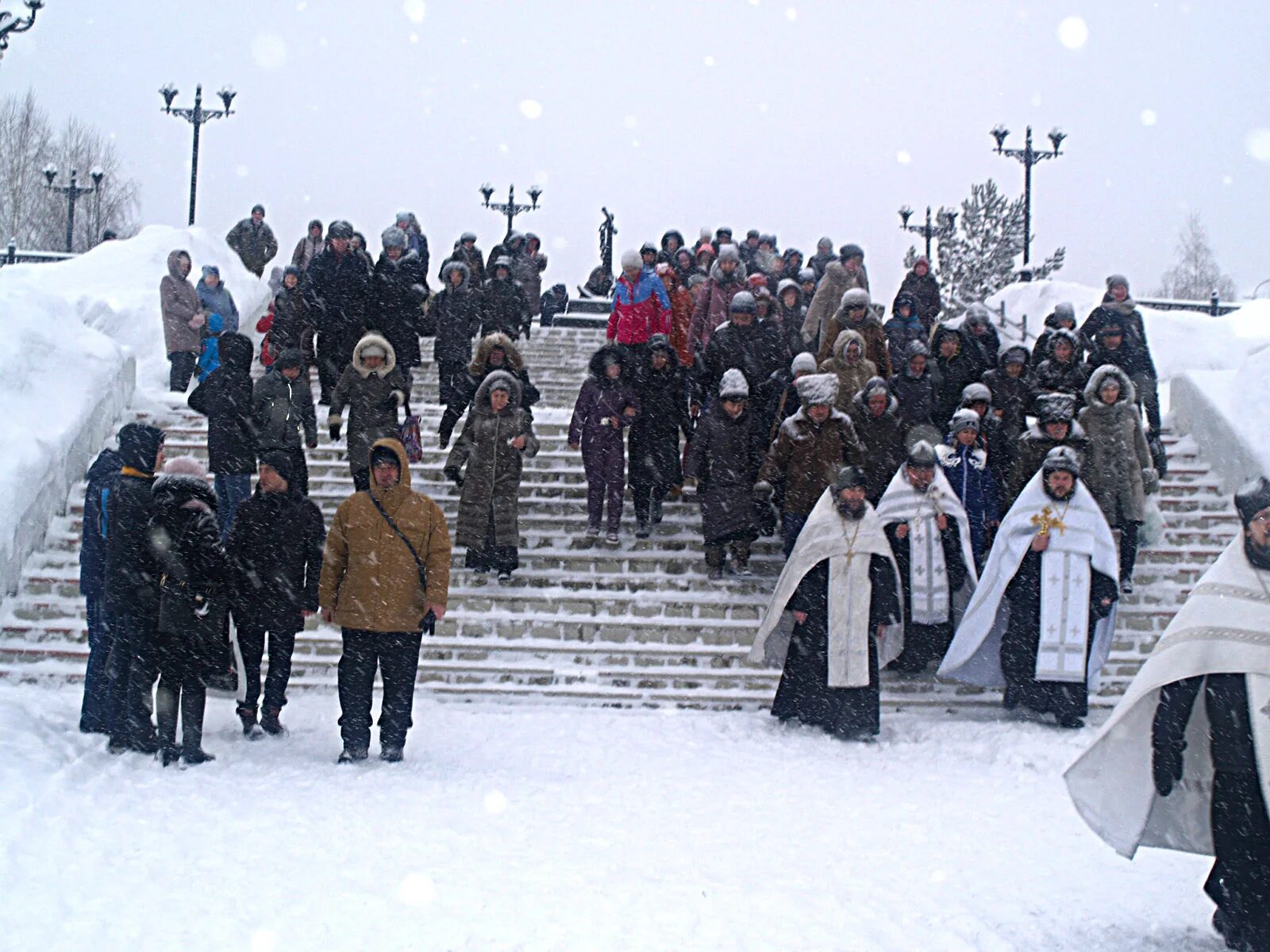с крещением картинки. 6 января крещение господне. крещение господне богоявление 19 января. освещение проруби на крещение. крестный ход на иордань.