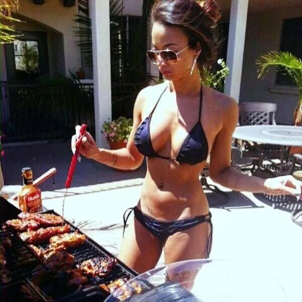 Девушка с шашлыком. Девушка с шашлыком. Брюнетка на шашлыках. Шашлык на природе с девушками. Девушка с шашлыком.