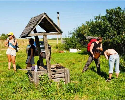 Ведро воды из колодца мальчик. Колодец в деревне. Сельский колодец. Ведро для колодца. Красивый колодец в деревне.