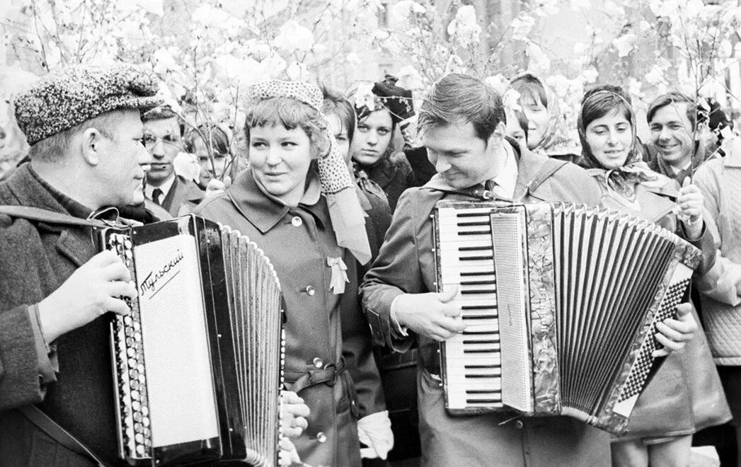 Поют время. Человек с гармошкой СССР. Советская гармонь. Советские праздники. Молодежь с гармошкой.