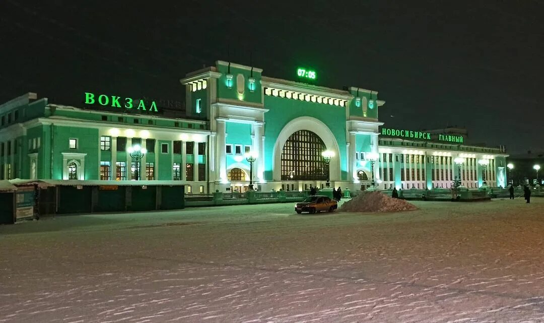 Ночной вокзал Новосибирск главный. Новосибирск ЖД вокзал ночной. Новосибирск главный вокзал в 2000 году. Железнодорожный вокзал Новосибирск-главный, Новосибирск. Жд справочная телефон новосибирск