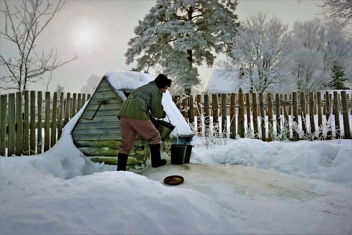 Гудит зим. Колодец зимой. Колодец зимой в деревне. Зима деревня колодец. Деревенский колодец.