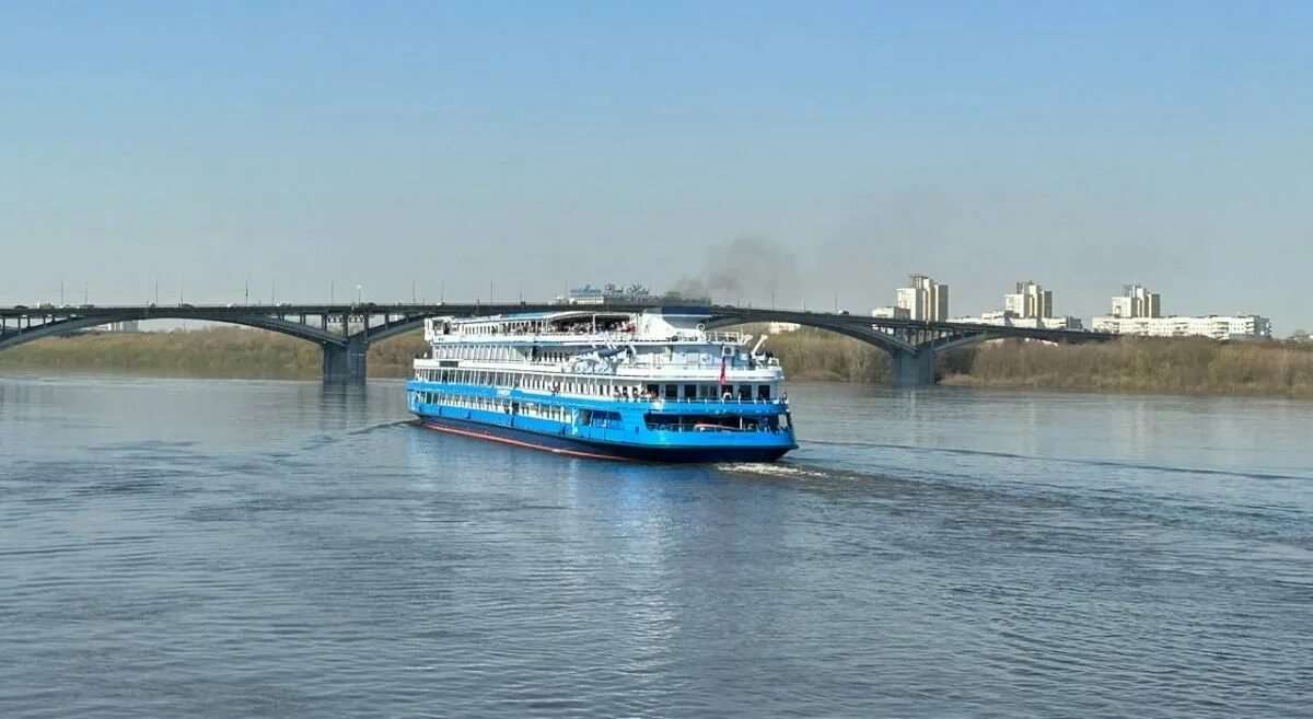 Причал барнаул. Проект 367 судно. Теплоход апрель. Теплоход прага москва. Речное судно.