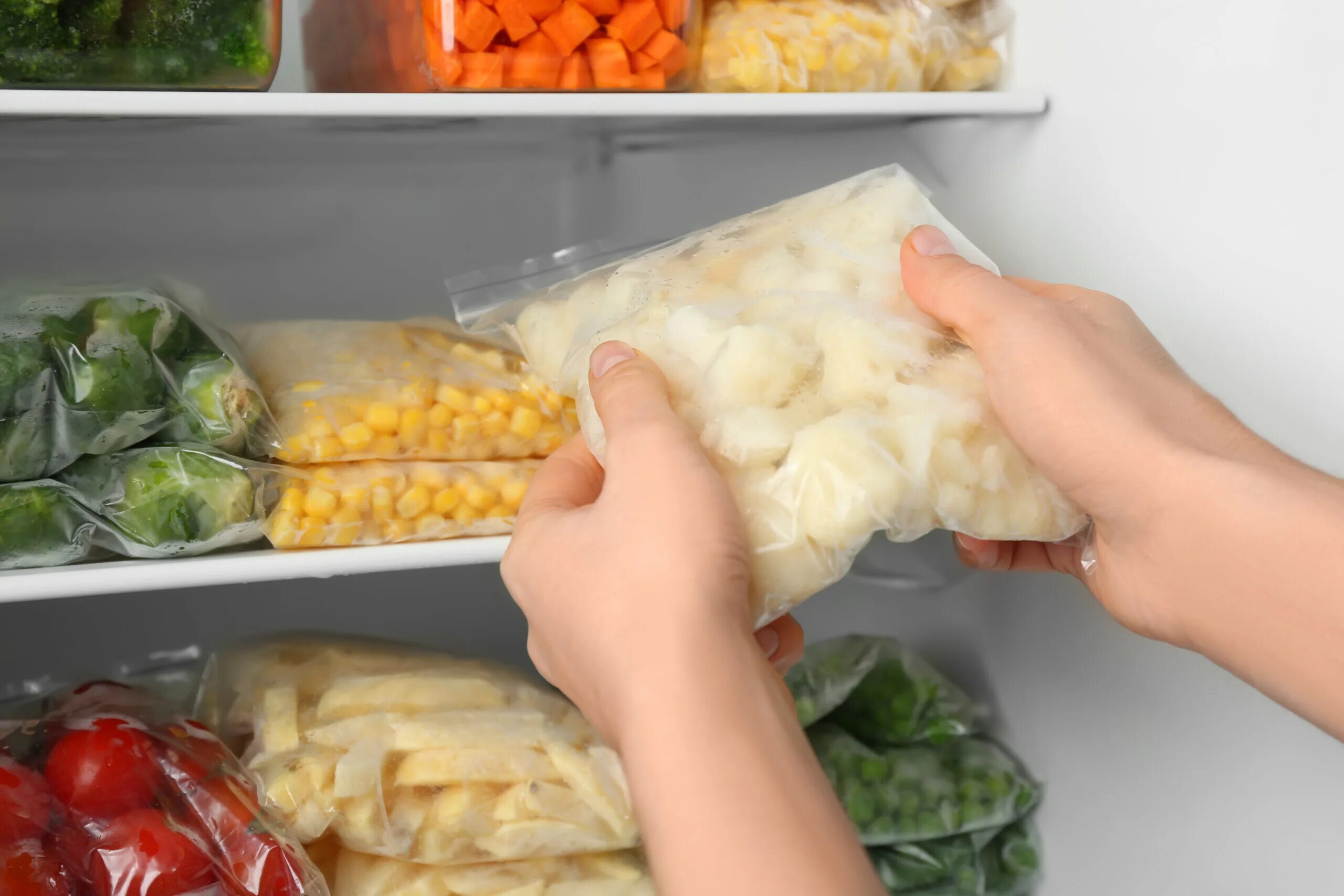Можно хранить капусту в холодильнике. Капуста в морозилке. Хранение цветной капусты в морозильной камере. Хранение капусты в промышленном холодильнике. Хранение цветной капусты на зиму в морозилке.