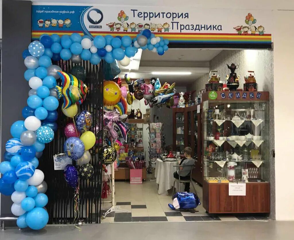 новогодний декоратор. шары путилково. украшение лестницы шарами. украшение воздушными шарами перилла. шары путилково.