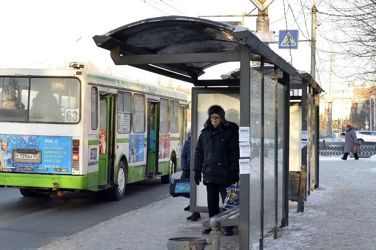 22 автобус омск остановки. Остановка общественного транспорта. Остановка городского транспорта. Автобусная остановка Омск. Остановки общественного транспорта Омск.