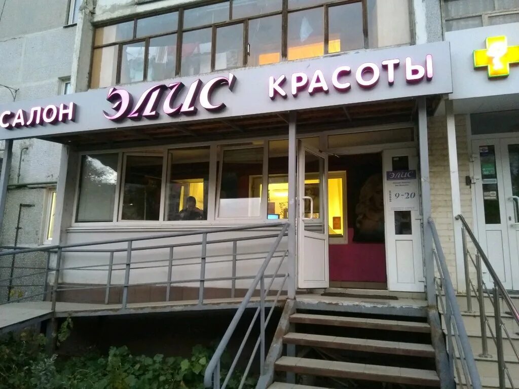 кармен салон красоты казань баки урманче. парикмахерская с красными креслами. салон красоты казань. мастер в парикмахерской. кармен салон красоты казань кул гали 27 казань.