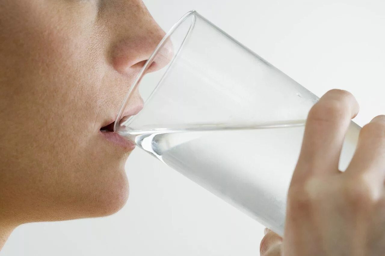 Питье воды. Пьет стакан воды. Вода со вкусом. Пьет из стакана. Избавиться от запаха воды