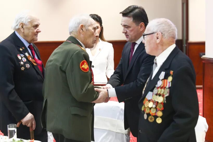 Награждение ветеранов вов. Вручение ветеранам. Ветераны саратова. Ветераны картинки. Ветеранам дарят цветы.