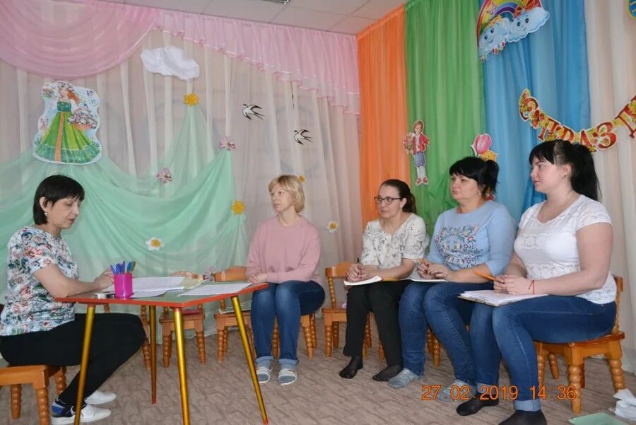 младший воспитатель детского дома. воспитательница детсада. младший воспитатель детского дома. младший воспитатель детского дома. дети в детском саду.