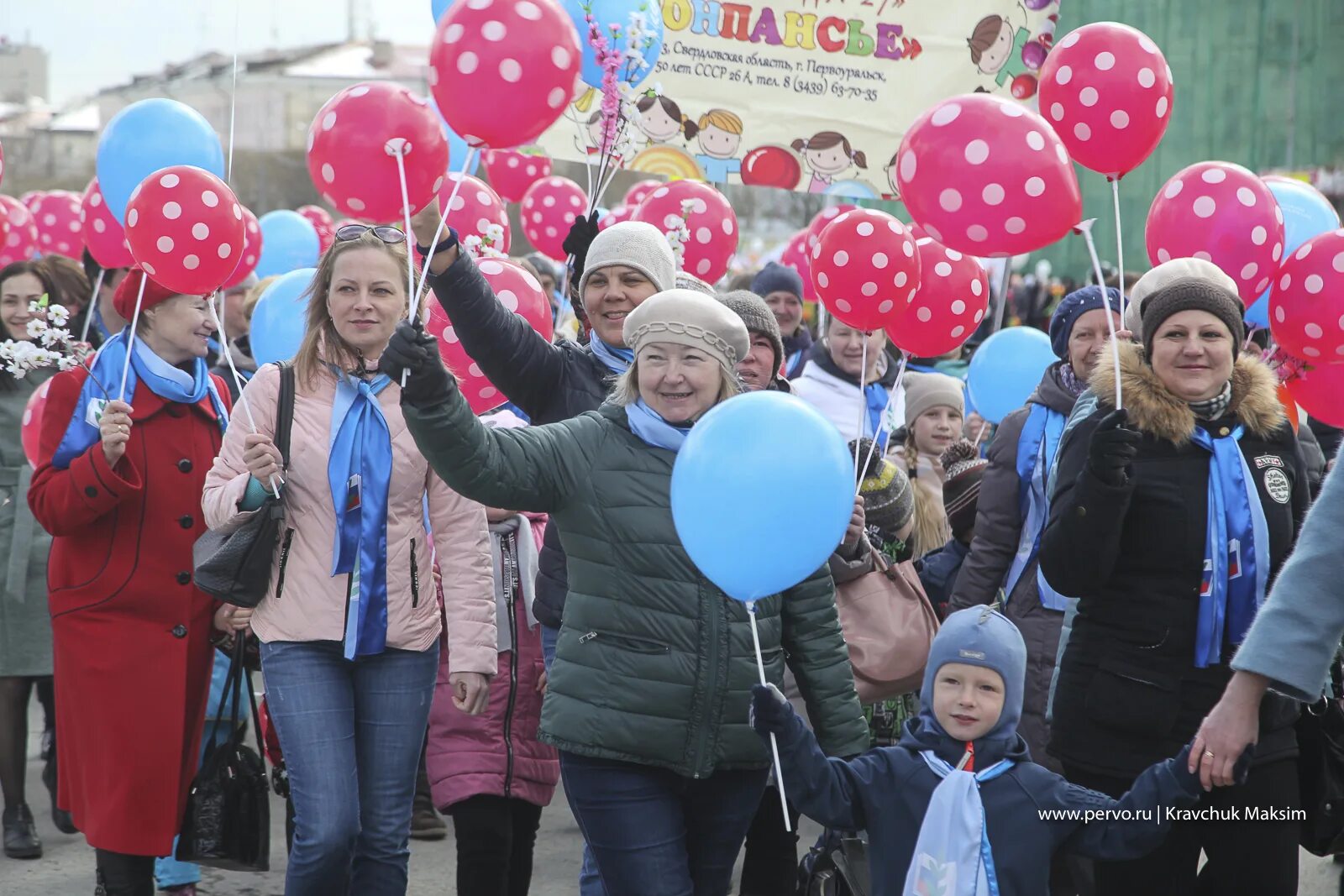 5 мая выходит. Первомайская демонстрация Первоуральск. 1 Мая демонстрация Первоуральск. Первомайская демонстрация 2000. Первомайская демонстрация 2022 Екатеринбург.