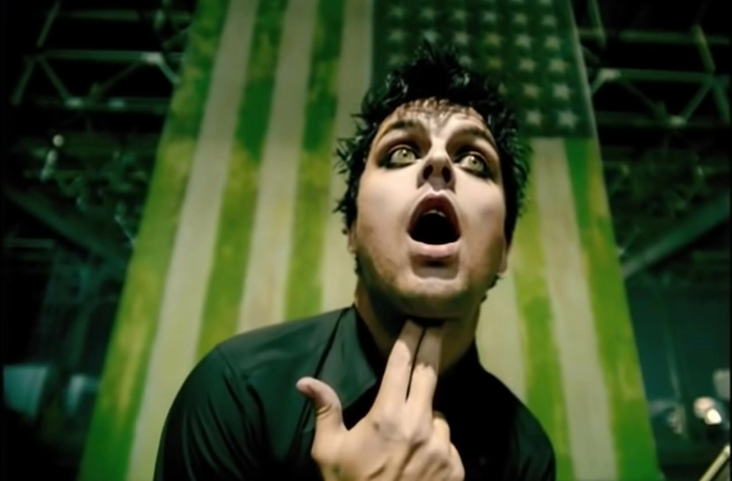 Клип green. Грин Дэй Американ идиот. Билли Джо Армстронг American Idiot. Green Day American Idiot клип. Green Day 2023.