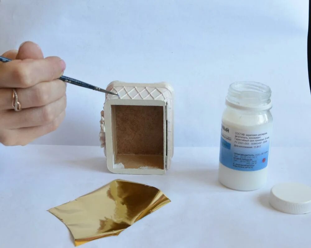 Gold leaf сусальное золото. Золочение лепнины сусальным золотом. Как наносить поталь на гипсовую. Как наносить поталь на гипсовую. Золотая краска для гипсовой лепнины.