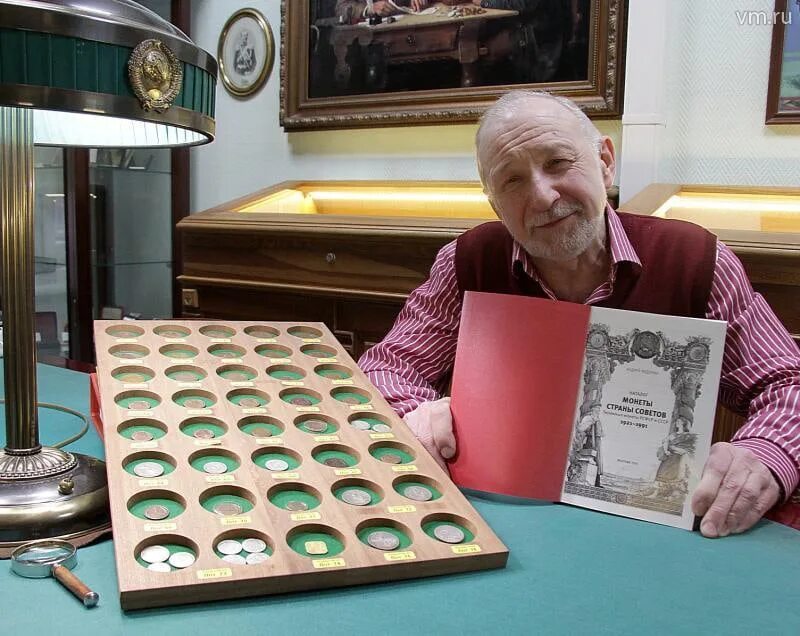 Актер коллекционирует старинные 8 букв. Radio collection. Коллекционирование необычных предметов. Актер коллекционирует старинные 8 букв. Необычные коллекции и коллекционеры.