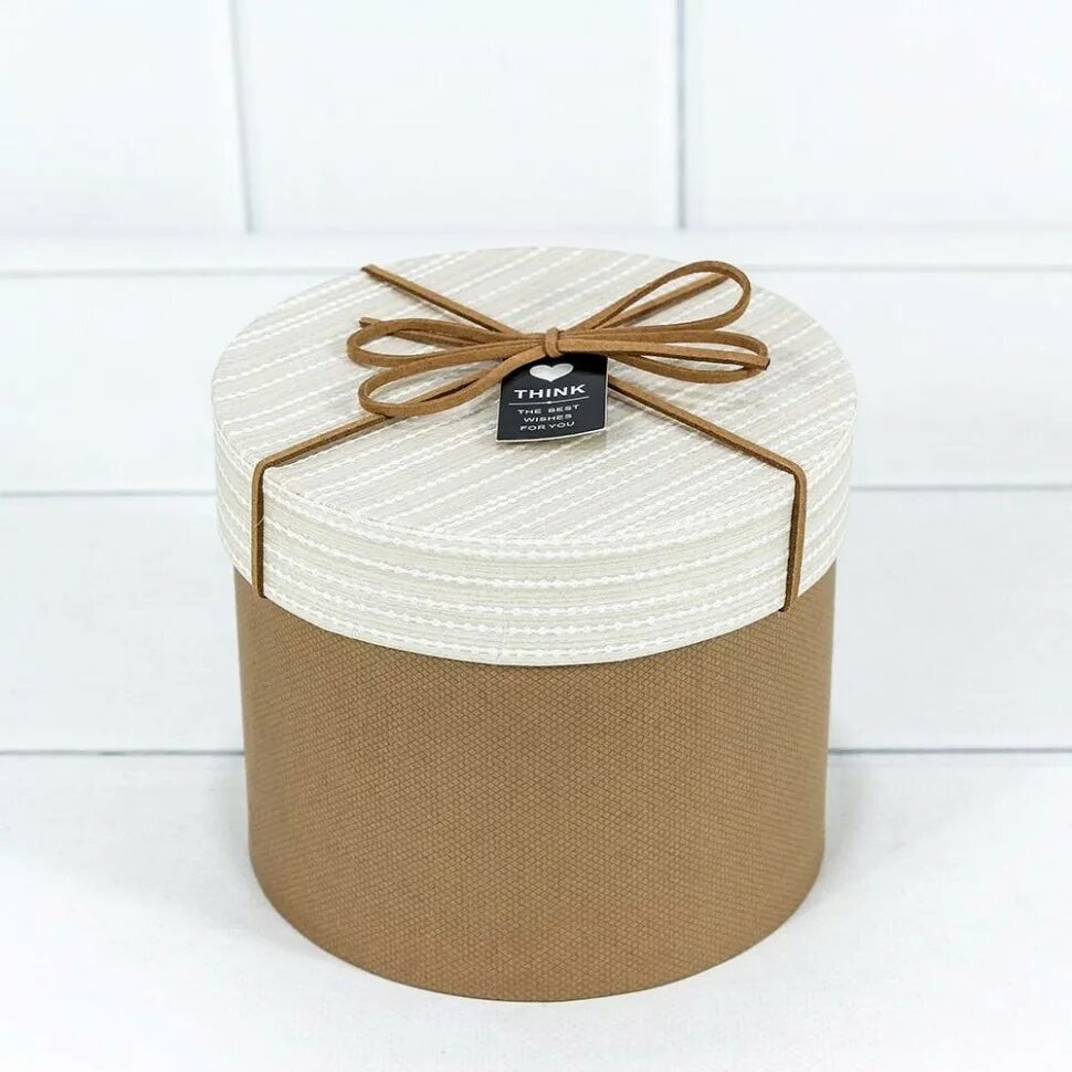 Красивая круглая коробка для подарков. Бант на круглой коробке. Круглая коробка с бантиком. Коробка подарочная красная круглая. Бант на круглой коробке.