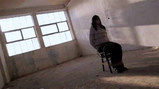 Связанная девушка на стуле. Привязанные девушки к стулу видео. Жертва привязанная к стулу. Девушка привязана к стулу. Привязанная к стулу девочка.