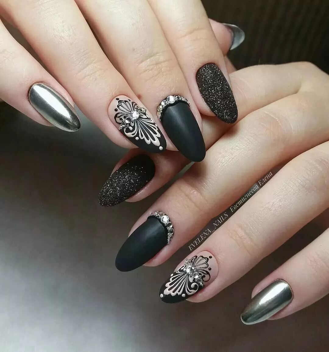 Ногти черно серебряные дизайн. Ногти чёрные с серебром. Черные ногти с блестками. Ногти черно серебряные дизайн. Маникюр серебристый с черным.