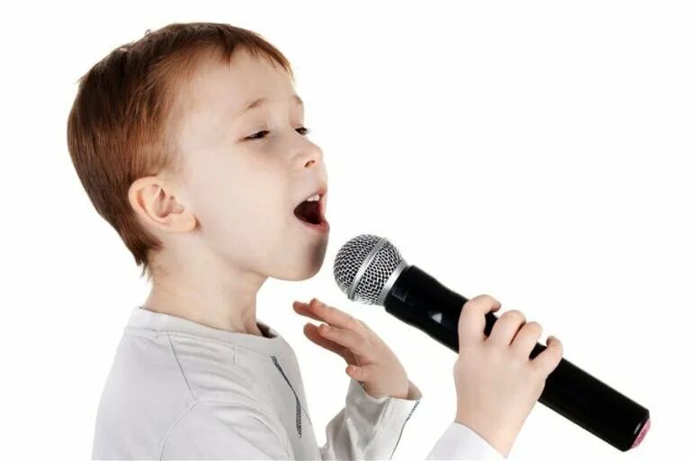 Мальчик поет про. Школьник с микрофоном. Мальчик с микрофоном. Ребенок с микрофоном. Мальчик поет.
