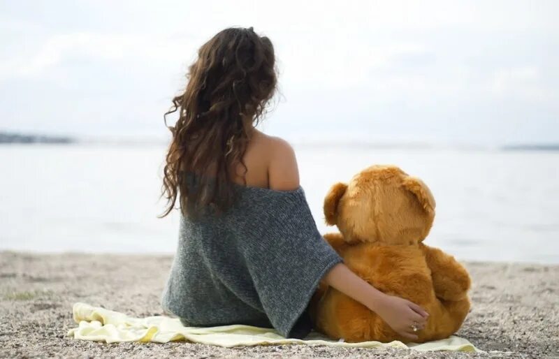 Парень и девушка. Парень и девушка. Рядом есть девочки. Рядом есть девочки. Пара со спины.