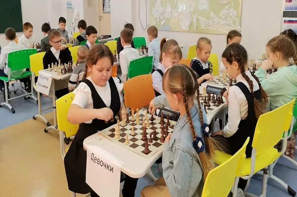 Детские шахматы. Шахматный турнир. Юный шахматист. Турнир по шахмат самый старший.