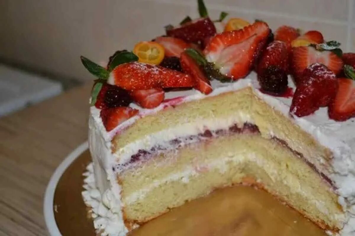 Бисквитный торт с кремом чиз и фруктами. Торт с фруктовой прослойкой. Торт бисквитный с творожным кремом и клубникой. Фруктовый торт с кремом чиз. Крем чиз для коржей