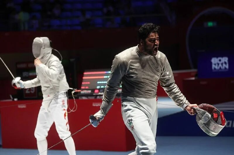 фехтование россия. международная федерация фехтования 2023 лого. парни спортсмены 19 лет. международная федерация фехтования. соревнования по фехтованию.