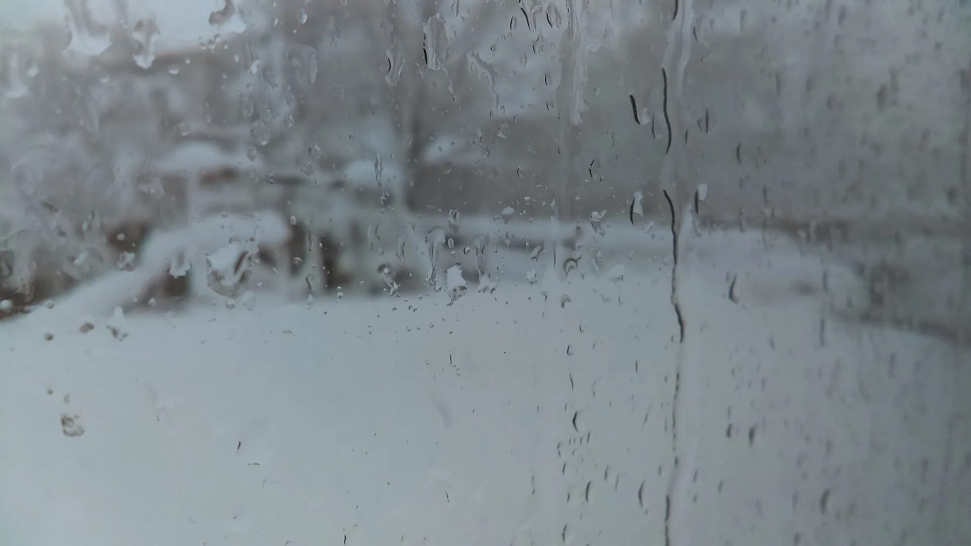 Толстой погода после мокрого. Снег с дождем. Слабый снег с дождем. Мокрый снег на окне. За окном снег и дождь.