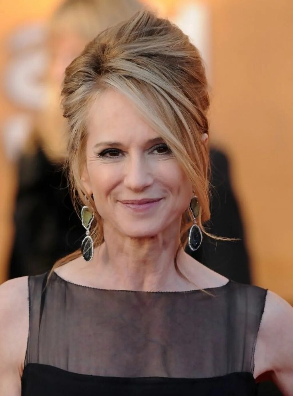 джейн сеймур актриса сейчас. красивые женщины после 50. челка с длинными волосами у женщин 50+. стрижка на длинные волосы 50+. длинные волосы после 50 лет для женщин.