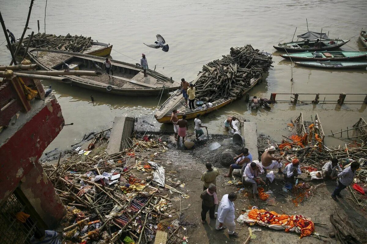 Река ганг страна. Священная река в Индии Ганга. Варанаси Священная река ганг. Река в Индии ганг самая грязная. Река ганг в Индии загрязнения.